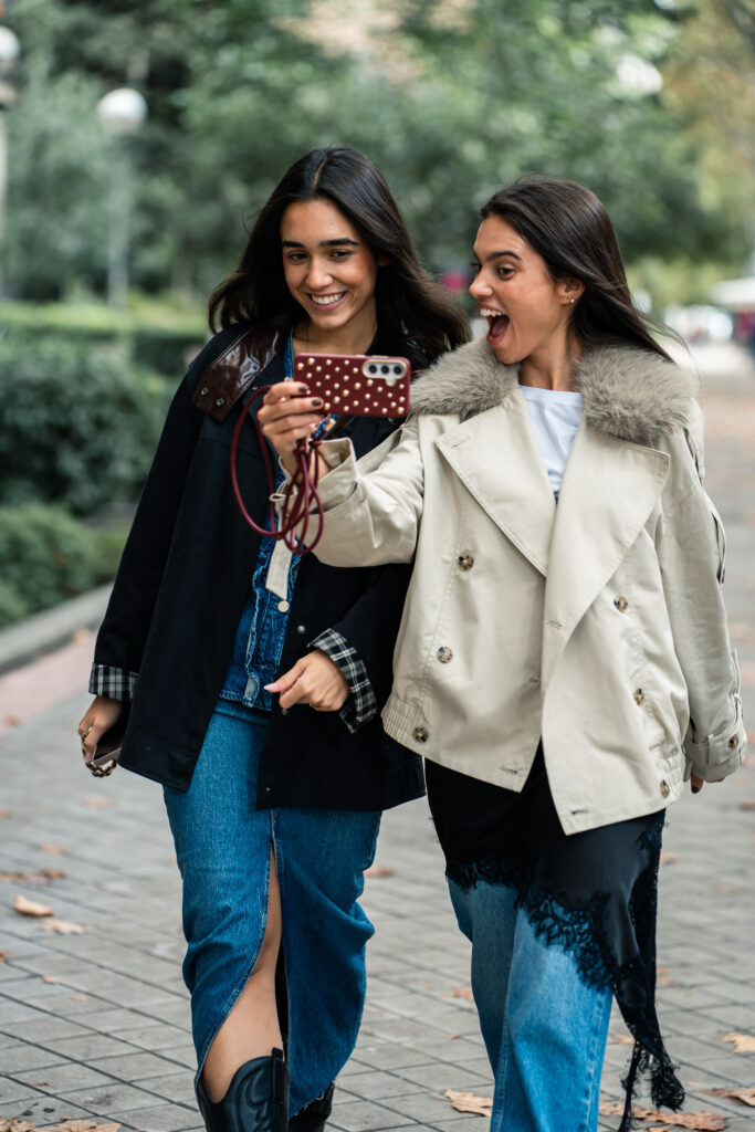 Chicas llevando Funda móvil tachuelas