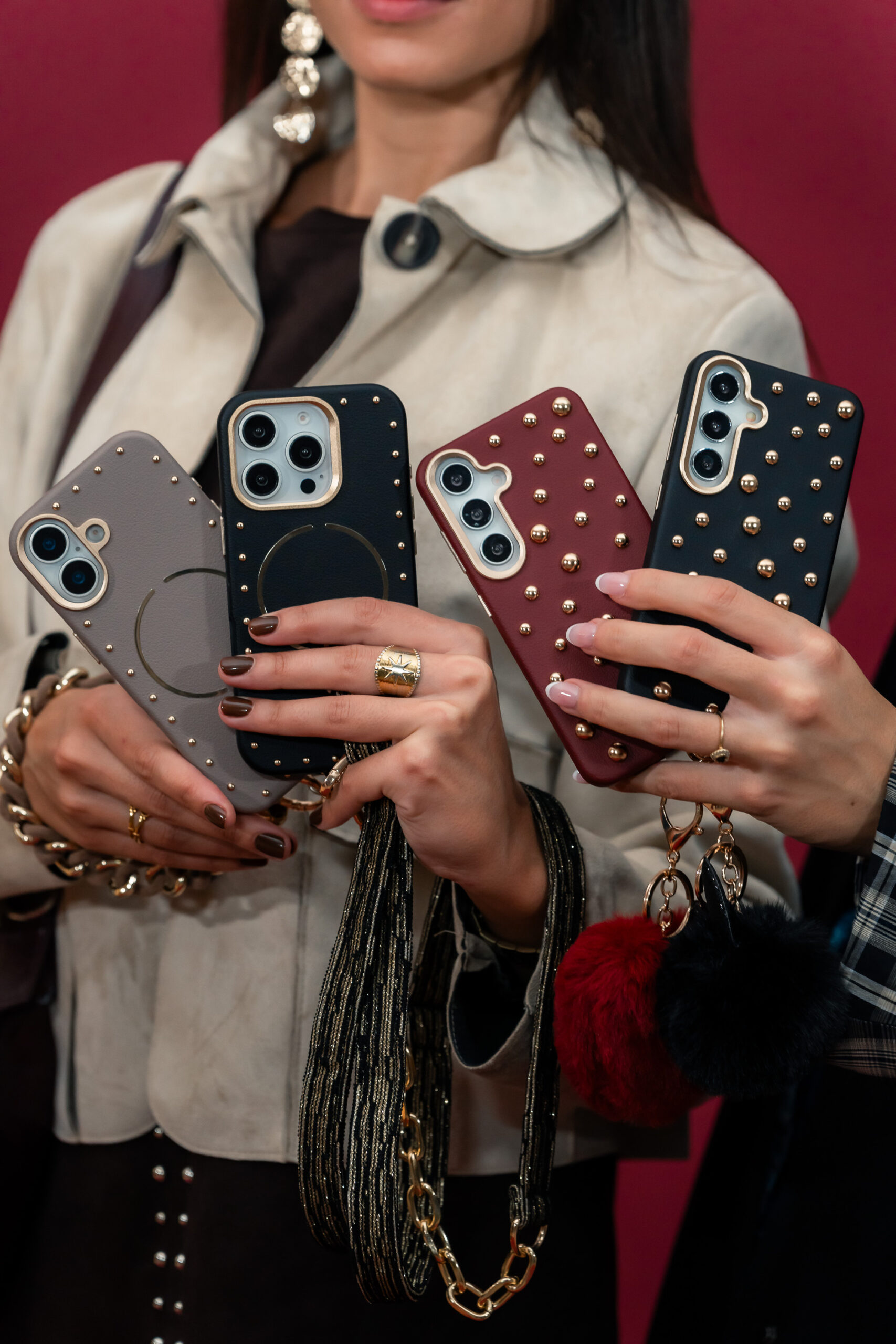 Ejemplos de Funda móvil con tachuelas