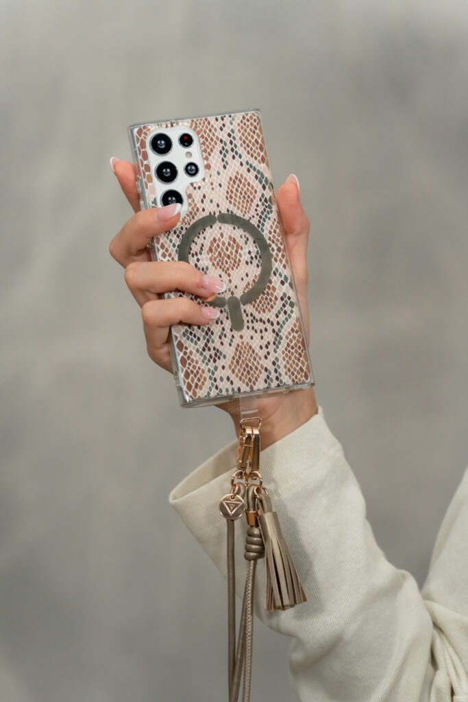 Funda móvil con tachuelas y Magsafe