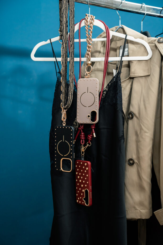 Funda móvil tachuelas